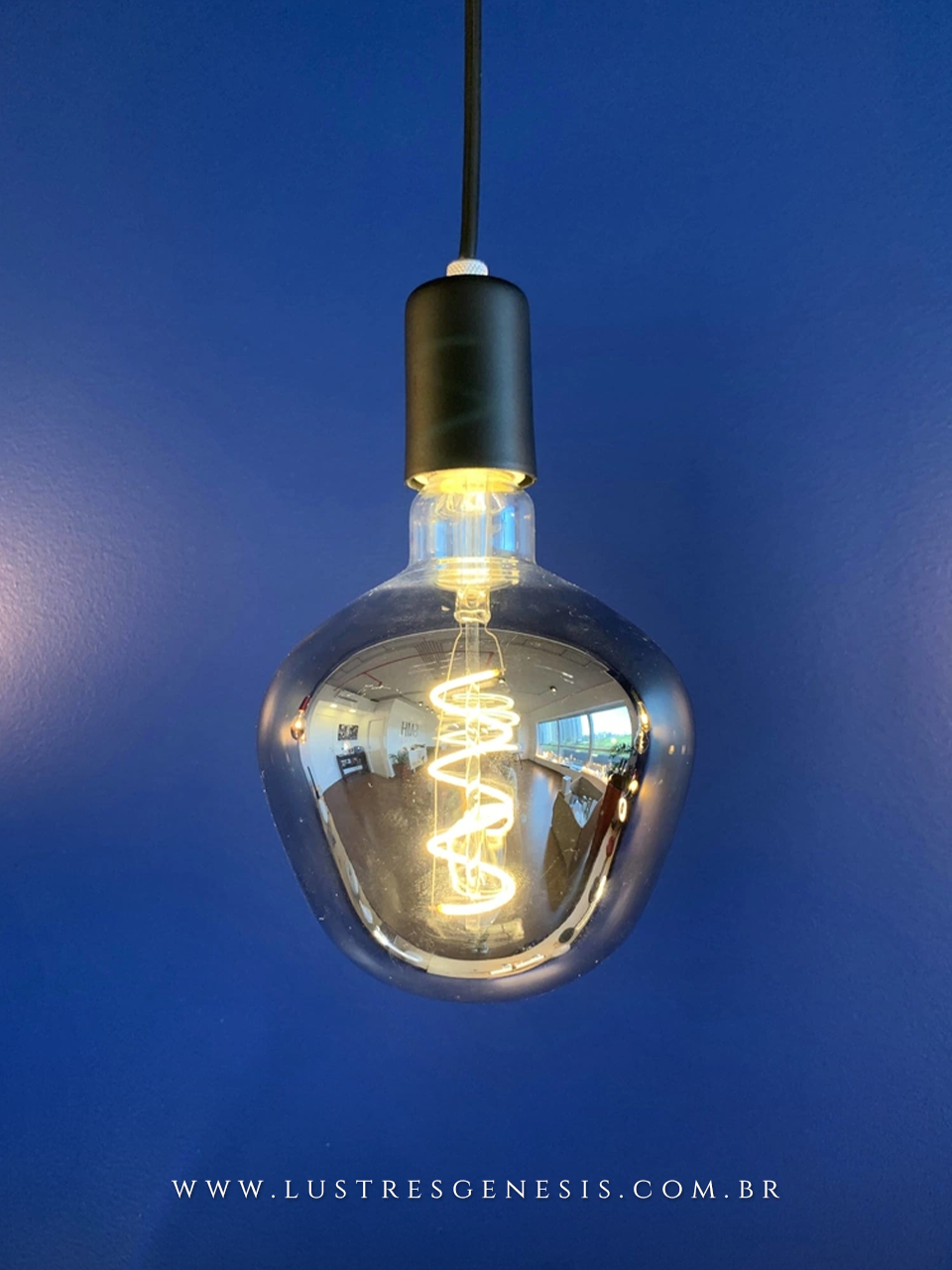 Lâmpada de Filamento de Led BigSize P130 4W Spiral da GMH com design espiral iluminado. Lustres Gênesis loja online de Lustres e Iluminação Decorativa